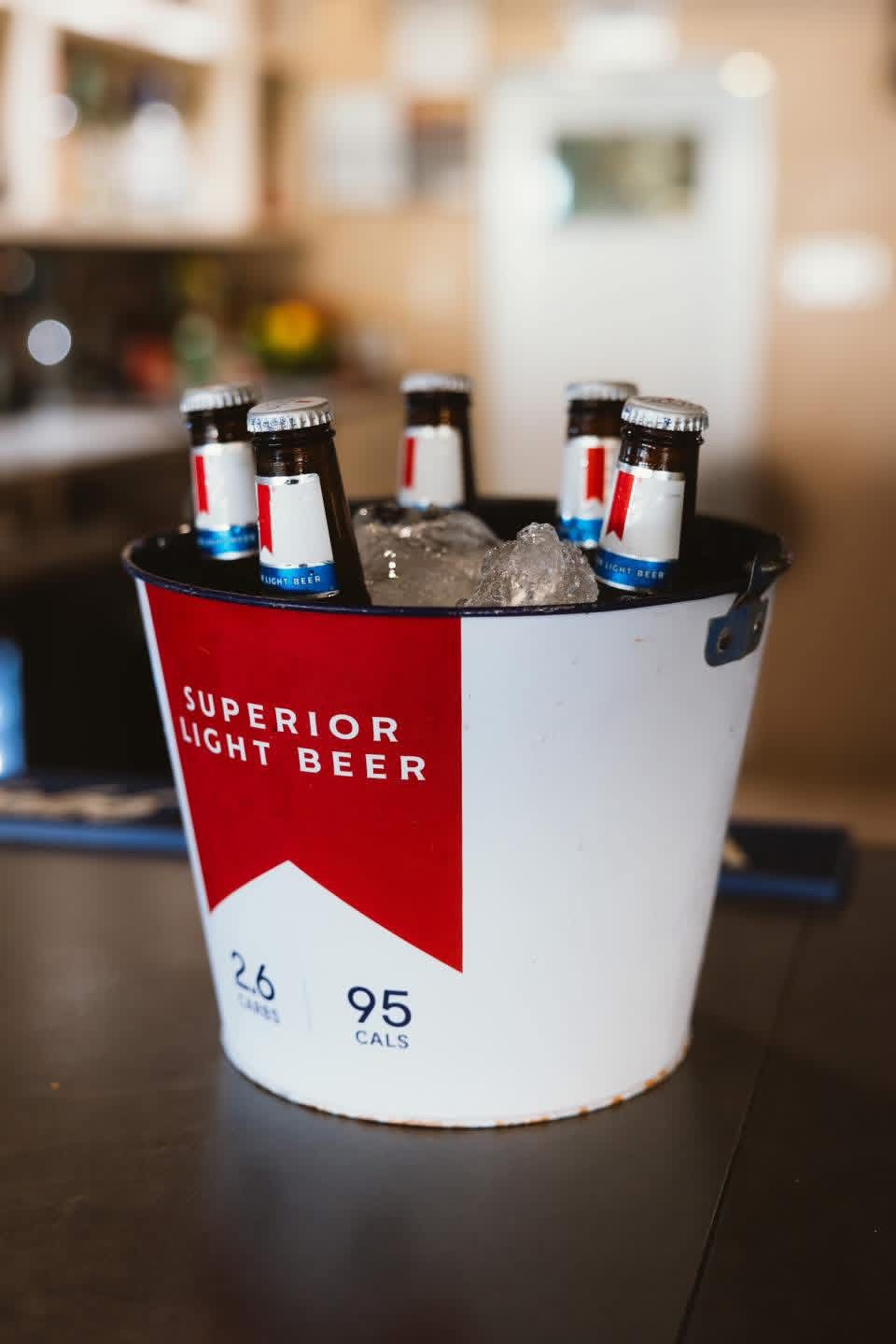 Cubeta de cerveza con hielo